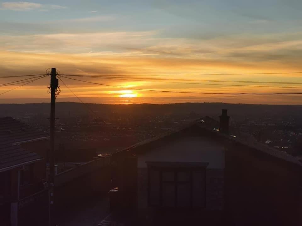Spacious House City Skyline And Mountain Views Close Too Belfast Centre And Airports Free Parking Екстер'єр фото